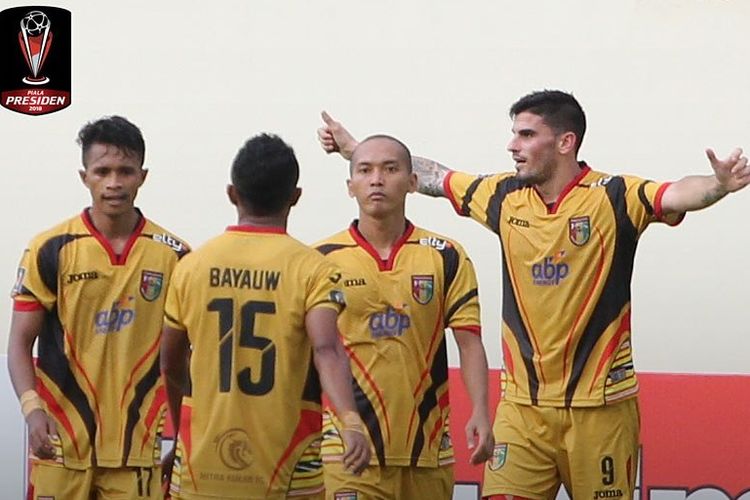 Para pemain Mitra Kukar merayakan kemenangan atas Martapura FC, Rabu (17/1/2018).