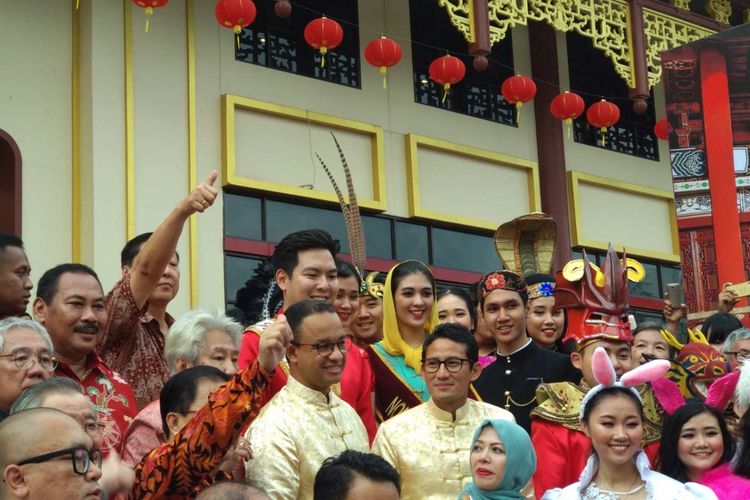 Gubernur DKI Jakarta Anies Baswedan dan wakilnya Sandiaga Uno menghadiri Festival Pecinan 2018 dalam rangka Cap Go Meh di Glodok, Jakarta Barat, Sabtu (3/3/2018).