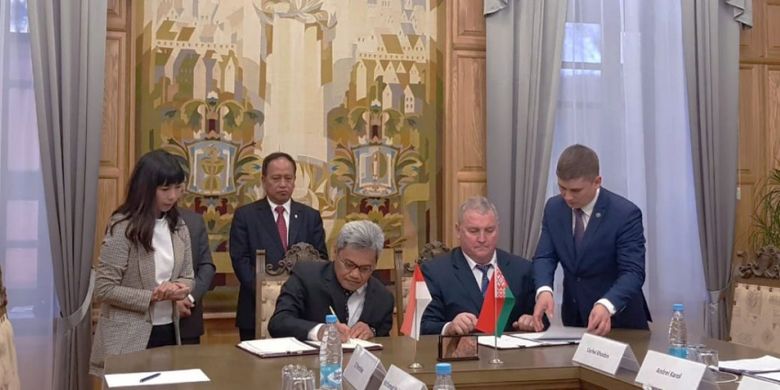 Ainun Na?im Sekjen Kemenristekdikti Indonesia bersama Siergey Rudi, Deputi Menteri Kementerian Pendidikan Belarus menandatangani Note Kesepakatan Kerjasama Pendidikan Tinggi (Dikti) di Belarus State University (BSU) disaksikan Menristekdikti Mohamad Nasir dan Dubes RI untuk Rusia dan Belarus (14/11/2018).