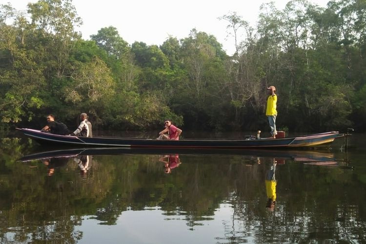 Susur danau dengan sampan, sambil menikmati suasana alam, dapat dirasakan di Danau Masoraian, Kabupaten Kotawaringin Barat, Kalimantan Tengah.