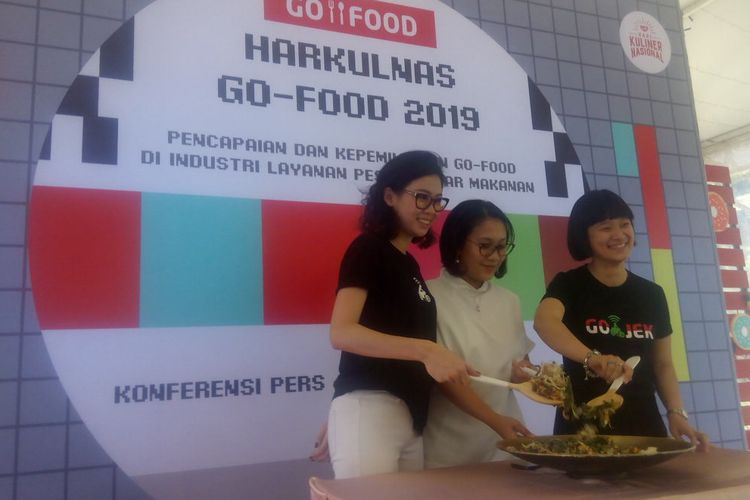Senior Marketing Manager Go-Food, Marsela Renata (kiri) berfoto usai memberikan penjelasan Harkulnas Go-Food 2019 di Kompleks Gelora Bung Karno (GBK), Jakarta, Selasa (23/4/2019).