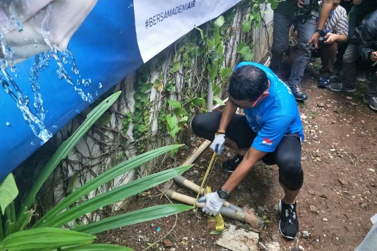 Wakil Gubernur DKI Jakarta Sandiaga Uno memotong pipa air tanah di rumah pribadinya, Jalan Pulombangkeng, Rabu (21/3/2018). 