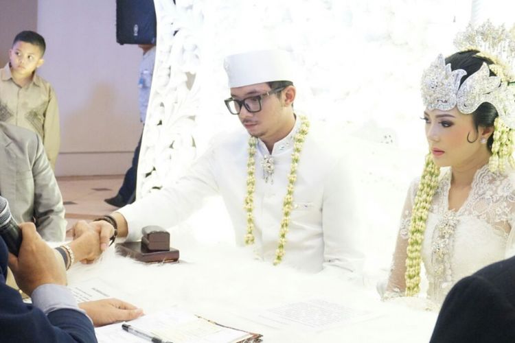 Poppy Sovia dan sang suami Gussaoki melangsungkan akad nikah di Alam Sutra Sport Centre, Tangerang, Sabtu (24/3/2018).