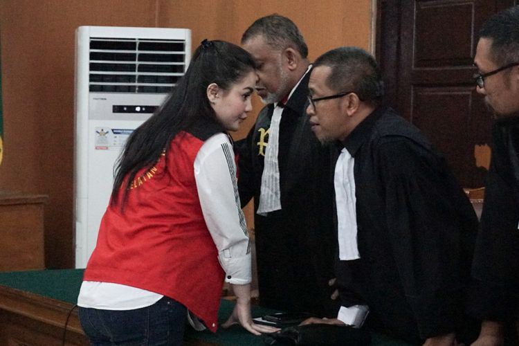 Artis peran Jennifer Dunn saat berdiskusi dengan tim kuasa hukumnya di Pengadilan Negeri Jakarta Selatan, Senin (25/6/2018).