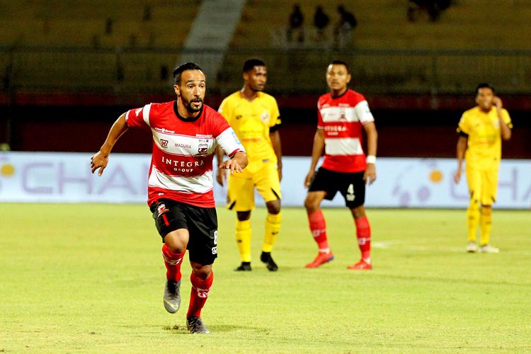 Debut pemain baru Madura United Diego Assis pada laga tunda Pekan 7 Liga 1 2019 yang berakhir dengan skor 1-1 di Stadion Gelora Ratu Pamelingan Pamekasan, Jawa Timur, Rabu (28/08/2019) malam.