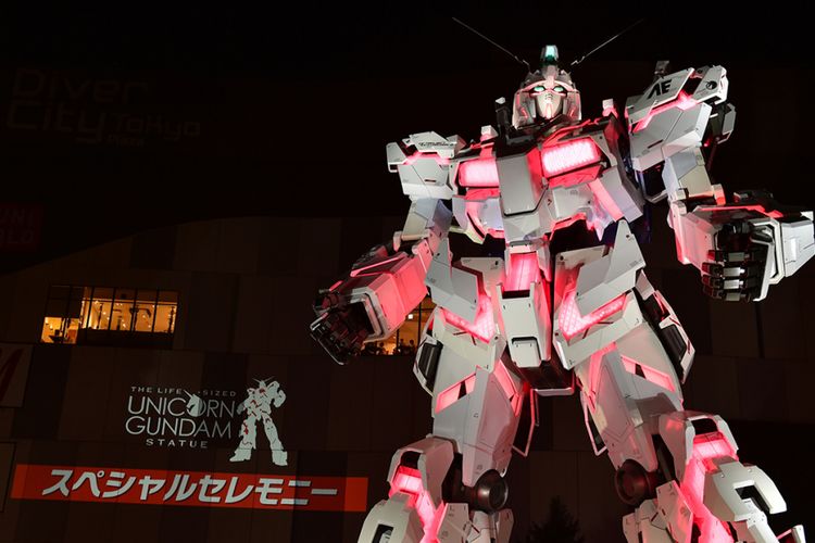 Replika RX-0 Unicorn Gundam dari anime Mobile Suit Gundam UC diperkenalkan pada media di Tokyo, Sabtu (23/9/2017). Pertunjukan replika setinggi 19,7 meter itu akan dibuka untuk umum pada 24 September 2017 di Mal DiverCity Tokyo.