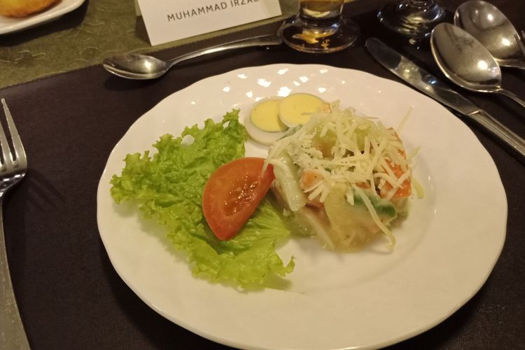 

Selada Huzar, hidangan pembuka yang biasa disajikan pada Sri Sultan HB VIII (periode bertakhta 1921-1939) di Restoran Bale Raos, kawasan Keraton Yogyakarta, Sabtu (12/3/2018).(KOMPAS.COM / MUHAMMAD IRZAL ADIAKURNIA)