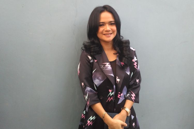 Artis peran Shezy Idris saat ditemui usai tampil di salah satu acara stasiun televisi swasta di kawasan Mampang, Jakarta Selatan, Jumat (7/9/2018).
