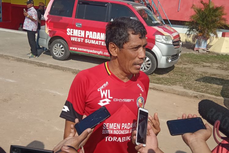 Weliansyah diwawancarai sejumlah awak media usai mengelar latihan di Stadion H.  Agus Salim Padang
