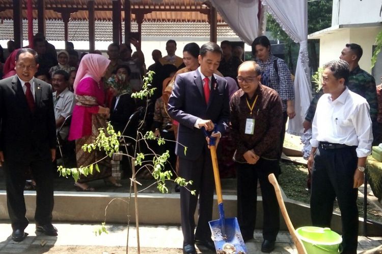 Presiden Joko Widodo saat akan melakukan penanaman pohon Cendana di Fakultas Kehutanan UGM.
