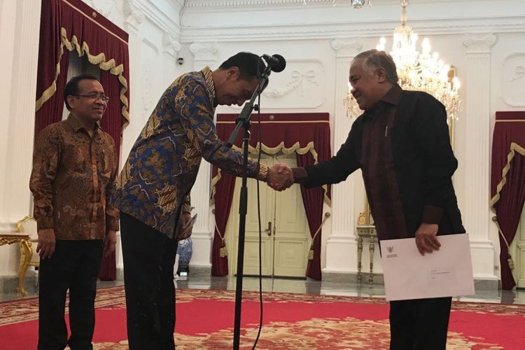 Presiden Joko Widodo memberikan selamat kepada Din Syamsuddin usai diberikan jabatan Utusan Khusus Presiden untuk Dialog dan Kerjasama Antaragama dan Peradaban di Istana Merdeka, Senin (23/10/2017).