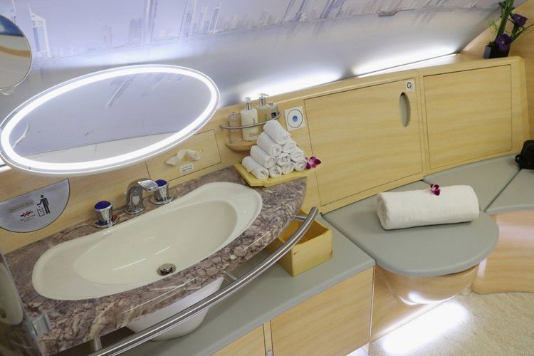 Toilet di kelas utama Emirates A380. 