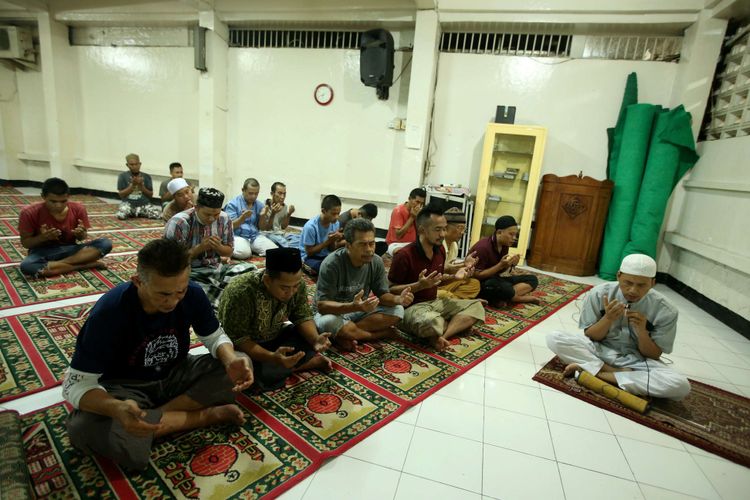 Tahanan tengah menunaikan shalat di Rumah Tahanan Markas Kepolisian Daerah Metro Jaya, Jakarta, Rabu (14/2/2018). Kondisi rutan terbesar di Indonesia ini memiliki fasilitas yang cukup nyaman bagi para tahanan.