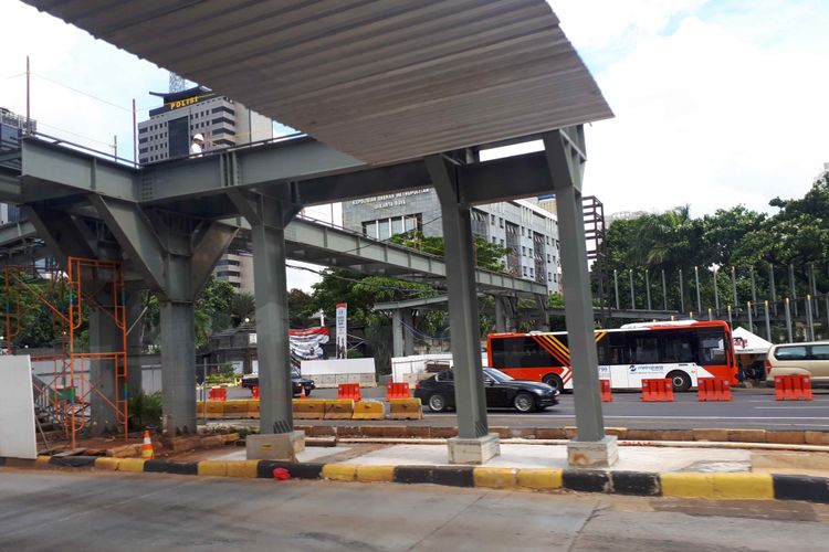 Kerangka JPO Polda Metro Jaya yang baru membentang di atas Jalan Jenderal Sudirman. Foto diambil Kamis (1/3/2019).