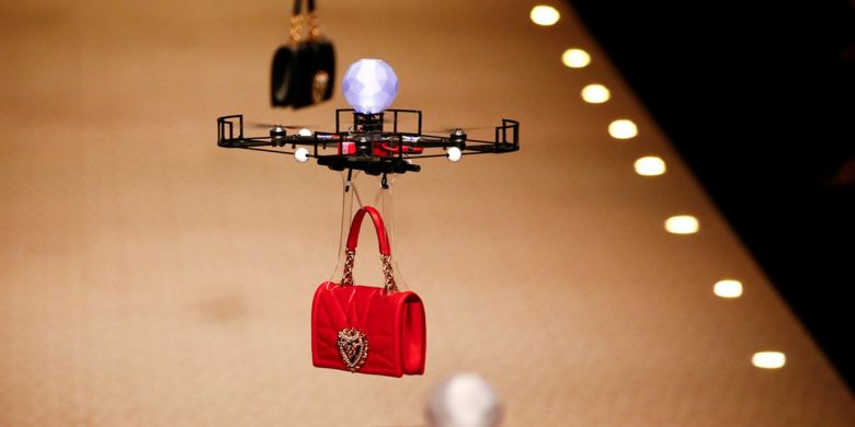 Koleksi tas terbaru dari rumah mode Italia Dolce & Gabanna dibawakan oleh drone.