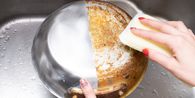 Cara Ampuh Bersihkan Panci Gosong dengan Soda Kue