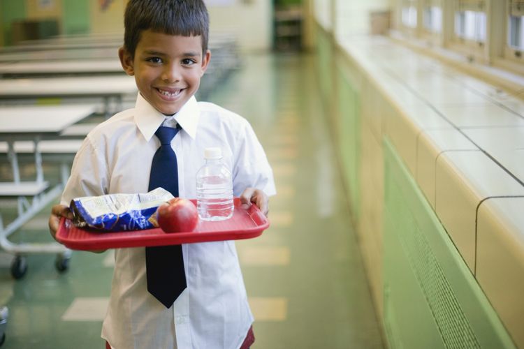 Anak sekolah dengan makanan