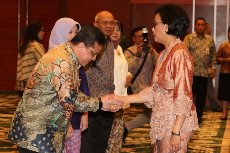 Luky Alfirman (kiri) saat berjabat tangan dengan Menteri Keuangan Sri Mulyani Indrawati beberapa waktu lalu.