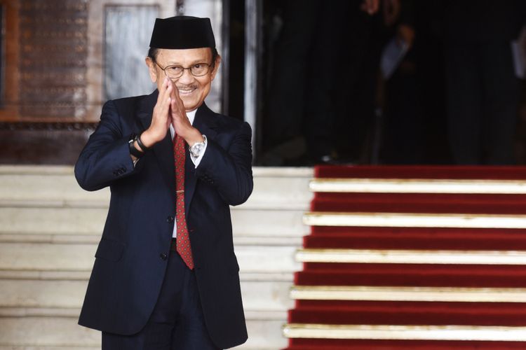 Mantan Presiden BJ Habibie menghadiri pembukaan Sidang Tahunan MPR Tahun 2017 di Kompleks Parlemen, Senayan, Jakarta, Rabu (16/8). Sidang tersebut beragendakan penyampaian pidato kenegaraan Presiden Joko Widodo tentang kinerja lembaga-lembaga negara. ANTARA FOTO/Akbar Nugroho Gumay/aww/17.
