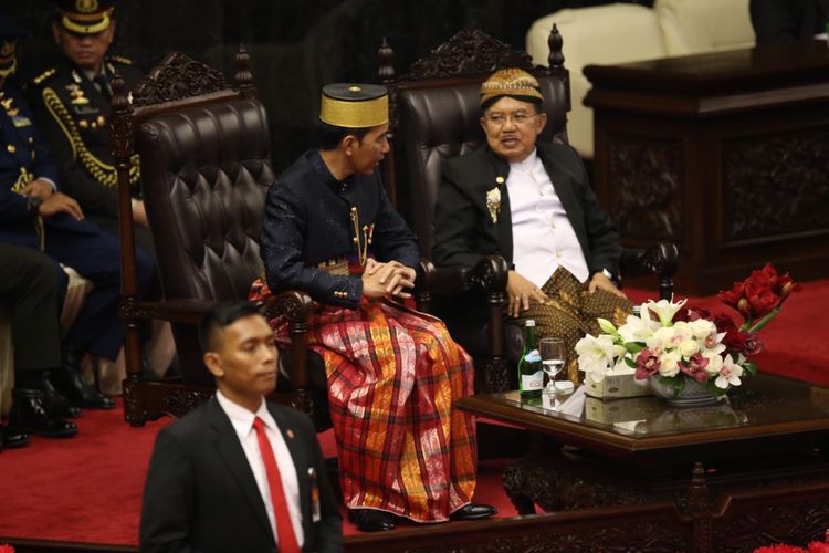 Presiden Joko Widodo dan Wakil Presiden Jusuf Kalla saat hadir dalam sidang tahunan Majelis Permusyawaratan Rakyat Republik Indonesia Tahun 2017di Kompleks Parlemen, Senayan, Jakarta, Rabu (16/8/2017).