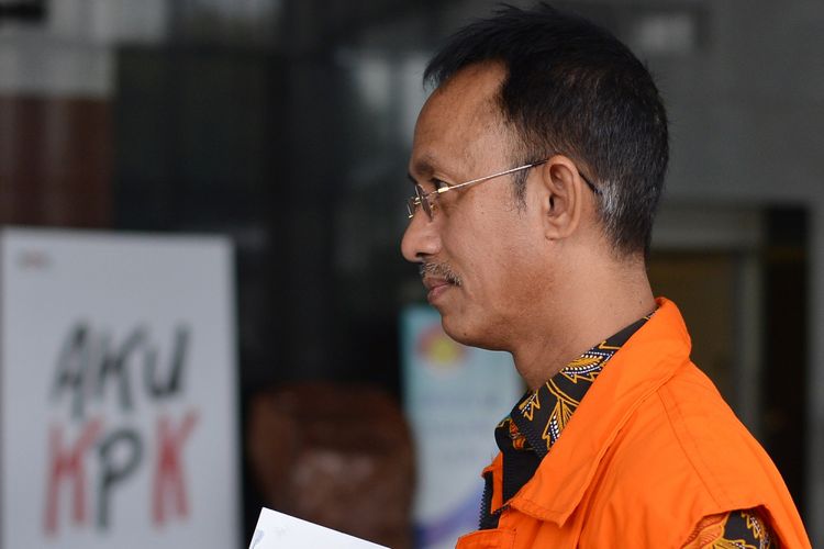 Bupati Pamekasan nonaktif Achmad Syafii bersiap menjalani pemeriksaan di Gedung KPK Jakarta, Selasa (12/9). Ahmad Syafii diperiksa sebagai tersangka dalam kasus suap terhadap Kajari Pamekasan terkait penanganan dugaan korupsi dana desa di Pamekasan. ANTARA FOTO/Wahyu Putro A/Spt/17