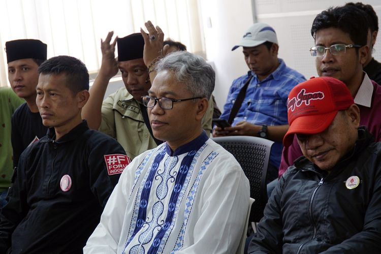 Terdakwa kasus dugaan pelanggaran UU ITE, Buni Yani (tengah) bersiap mengikuti persidangan dengan agenda pembacaan tuntutan di Gedung Perpustakaan dan Arsip Kota Bandung, Jawa Barat, Selasa (3/10). Buni Yani, dituntut oleh Jaksa Penuntut Umum (JPU) selama dua tahun penjara serta dikenakan denda Rp100 juta dengan subsider tiga bulan kurungan.