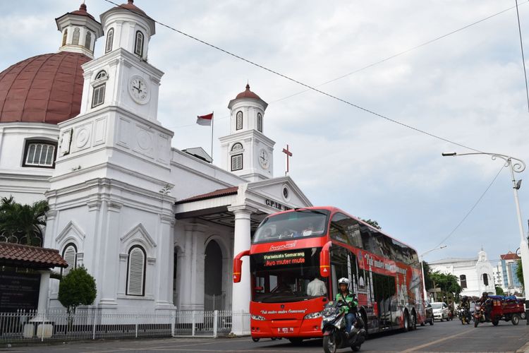 Bus tingkat wisata melintasi Jalan Letjen Suprapto di kawasan Kota Lama, Semarang, Jawa Tengah, Rabu (4/10/2017). Pemerintah setempat mengoperasikan bus tingkat wisata dalam sehari sebanyak tiga kali pada hari kerja dan empat kali pada akhir pekan secara gratis untuk melayani wisatawan yang ingin mengunjungi kawasan wisata Semarang.