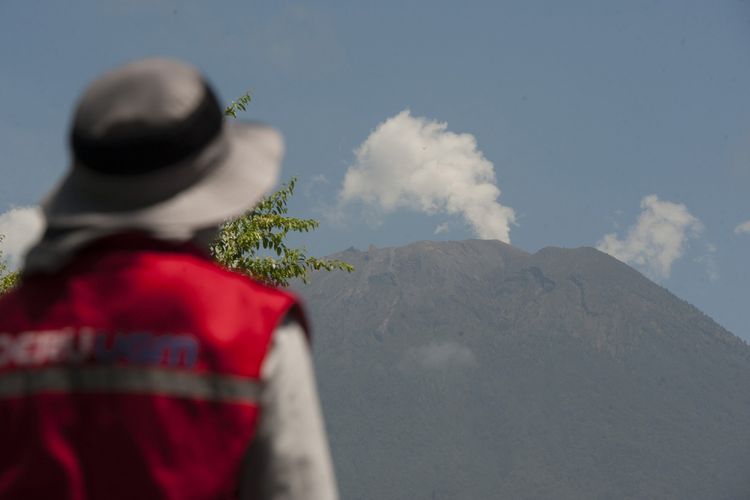 Anggota tim dari Universtas Gajah Mada memantau keberadaan pesawat tanpa awak jenis FX-79 Buffalo dalam pemotretan jalur lahar Gunung Agung yang kini masih berstatus awas di Kota Amlapura, Karangasem, Bali, Kamis (19/10). Pesawat berkemampuan jelajah lebih dari 3.000 mdpl tersebut digunakan untuk memetakan jalur lahar di sejumlah kawasan di kaki gunung sebagai antisipasi kemungkinan terjadinya bencana. ANTARA FOTO/Nyoman Budhiana/aww/17.
