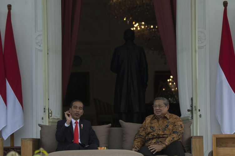 Presiden Joko Widodo (kiri) berbincang dengan Presiden Ke-6 RI Susilo Bambang Yudhoyono (kanan), di teras belakang Istana Merdeka, Jakarta, Jumat (27/10/2017).