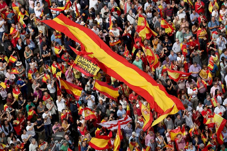 Pengunjuk rasa mengibarkan bendera Spanyol dan berteriak di depan balai kota dalam sebuah demonstrasi mendukung persatuan Spanyol sehari sebelum referendum kemerdekaan 1 Oktober yang dilarang di Catalonia, di Madrid, Spanyol, Sabtu (30/9/2017).