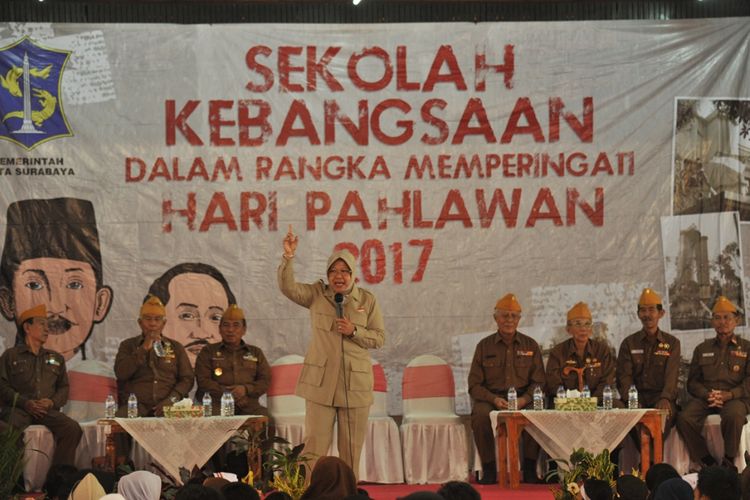 Wali Kota Surabaya, Tri Rismaharini menjadi guru di sekolah kebangsaan.