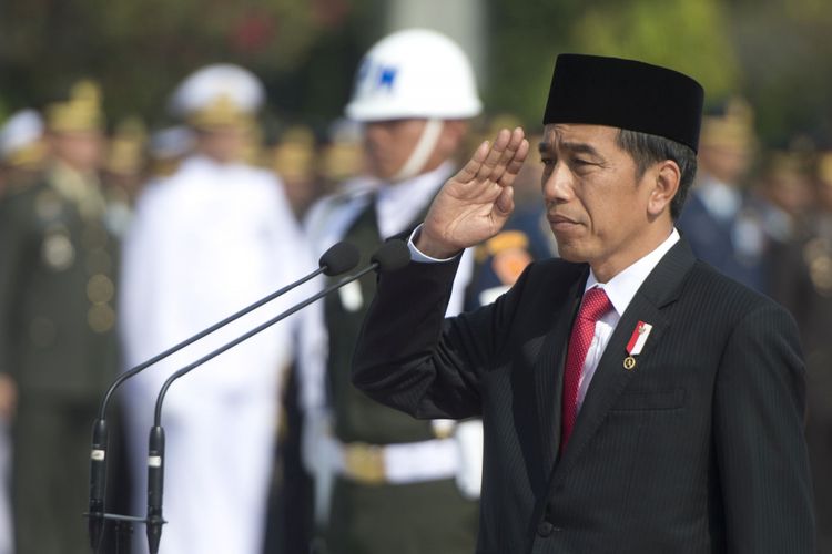 Presiden Joko Widodo memberi hormat saat memimpin  Upacara Ziarah Nasional di Taman Makam Pahlawan Kalibata, Jakarta, Jumat (10/11/2017). Upacara tersebut dilaksanakan sebagai bentuk penghormatan terhadap jasa pahlawan dan mengenang pertempuran 10 November di Surabaya.