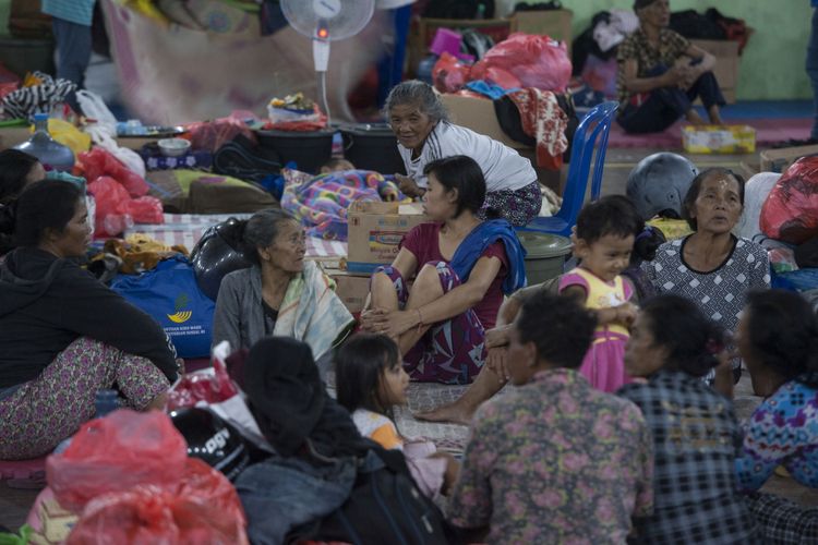 Sejumlah pengungsi Gunung Agung berada di tempat penampungan GOR Suwecapura, di Klungkung, Bali, Selasa (21/11/2017). Pusat Vulkanologi dan Mitigasi Bencana Geologi menyatakan Gunung Agung meletus pukul 17.05 Wita sehingga para pengungsi kembali ke tempat penampungan.