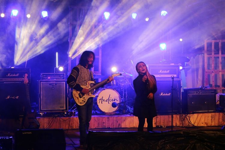 Gitaris Dewa Budjana dan Trie Utami berkolaborasi dalam Kulon Progo Festival 2017, Kulon Progo, DI Yogyakarta, Jumat (24/11/2017).