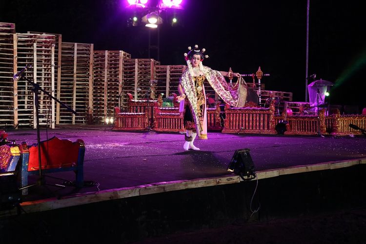 Maestro tari Indonesia, Didik  Nini Thowok, mementaskan Tari Beskalan Putri di Kulon Progo Festival 2017 yang digelar di Bendung Khayangan, Kulon Progo, Sabtu (25/11/2017).