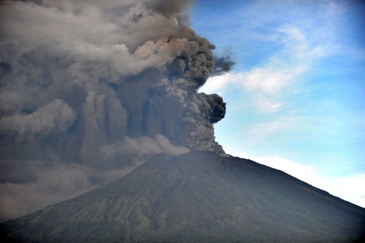 Erupsi Gunung Agung terlihat dari Kubu, Karangasem, Bali, 26 November 2017. Gunung Agung terus menyemburkan asap dan abu vulkanik dengan ketinggian yang terus meningkat, mencapai ketinggian 3.000 meter dari puncak. Letusan juga disertai dentuman yang terdengar sampai radius 12 kilometer.