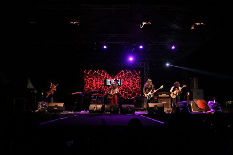 The S.I.G.I.T tampil di panggung konser Supermusic.ID Dare to Rock edisi pertama yang diselenggarakan di Lapangan Yozinkon, Depok, Jawa Barat, Minggu (26/11/2017).