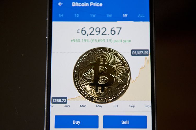 Souvenir koin emas bitcoin yang diperjualbelikan di Inggris. Foto diambil pada 20 November 2017.