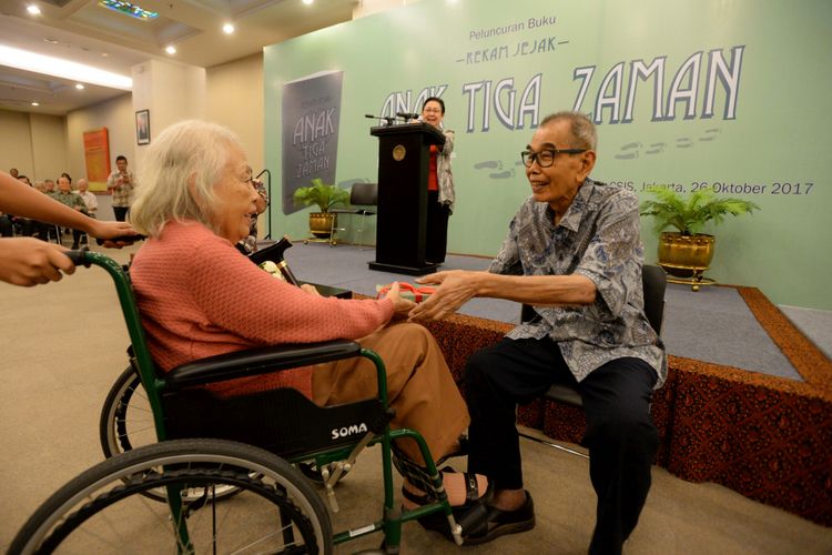 Rekam Jejak Anak Tiga Zaman - Mantan Menteri Pendidikan dan Kebudayaan Indonesia Daoed Joesoef memberikan buku yang ia tulis Rekam Jejak Anak Tiga Zaman kepada istrinya Sri Soelastri di Kantor Centre for Strategic and International Studies (CSIS), Gambir, Jakarta, Kamis (26/10/2017). Kegiatan peluncuran buku Rekam Jejak Anak Tiga Zaman yang diprakarsai oleh CSIS bersama Penerbit Buku Kompas tersebut menjadi bagian dalam perayaan ulang tahun ke-91 Daoed Joesoef.

Kompas/Wawan H Prabowo (WAK)
26-10-2017