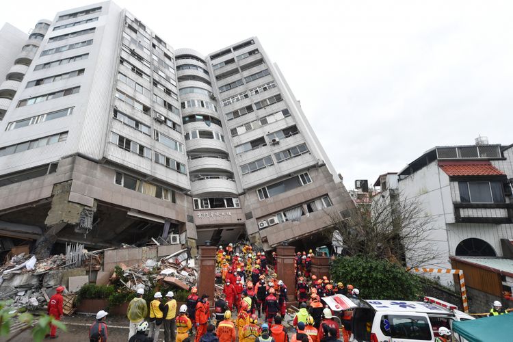  Tim penyelamat berupaya untuk mengevakuasi korban selamat sebanyak-banyaknya di dalam blok apartemen yang miring akibat gempa di Hualien, Taiwan. (AFP/Anthony Wallace)
