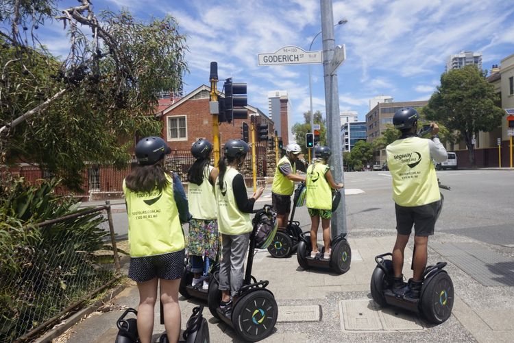 Keliling naik segway di Perth, Australia Barat, Senin (5/2/2018).