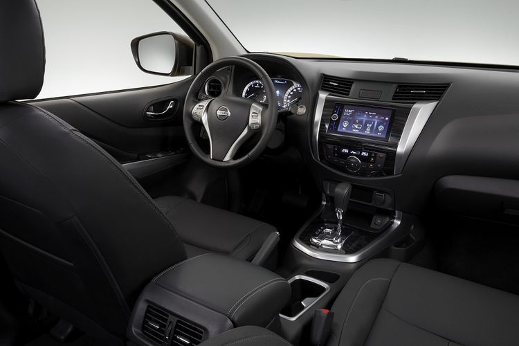 Interior Nissan Terra.