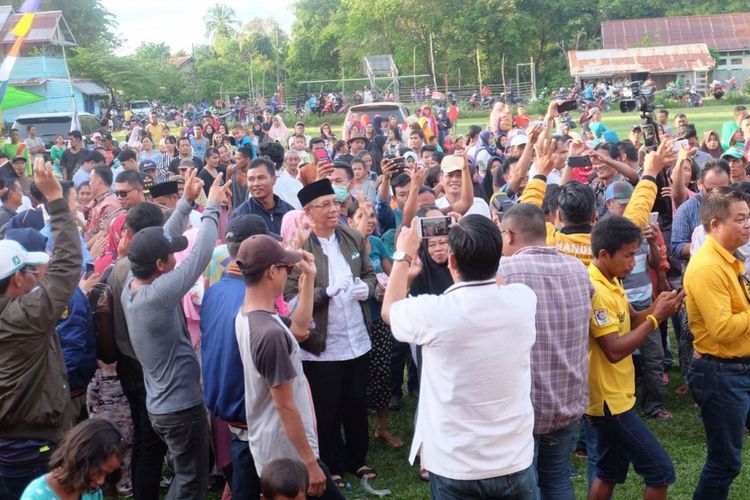 Calon Gubernur Kalimantan Barat, Sutarmidji saat melakukan safari kampanye di Kecamatan Dedai, Kabupaten Sintang, Kalimantan Barat (9/3/2018).