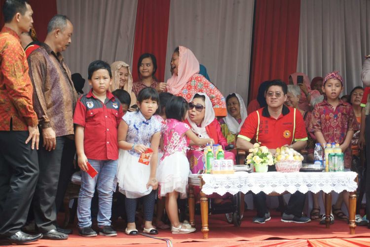 Sinta Nuriyah dan cucu-cucunya saat menghadiri kirab Cap Go Meh di Karawang, Minggu (11/3/2018).