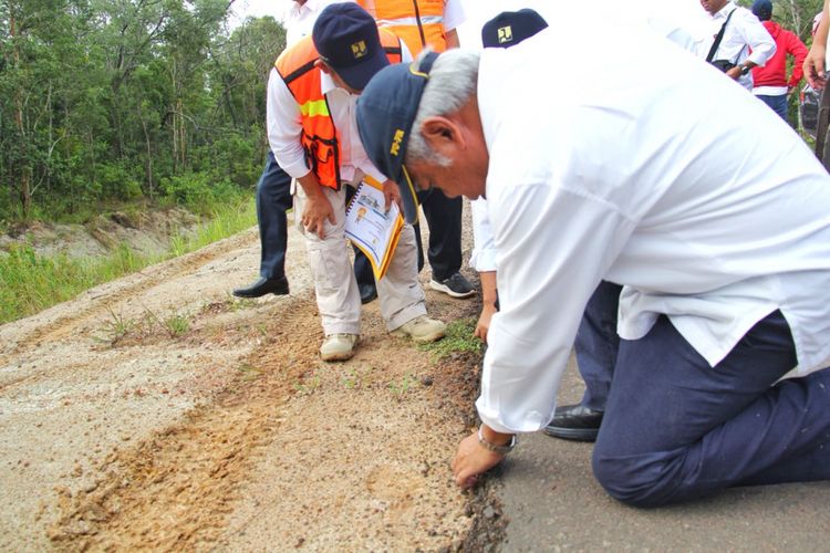 Menteri PUPR Basuki Hadimuljono saat mengecek kondisi jalan perbatasan Papua, Jumat (16/3/2018).