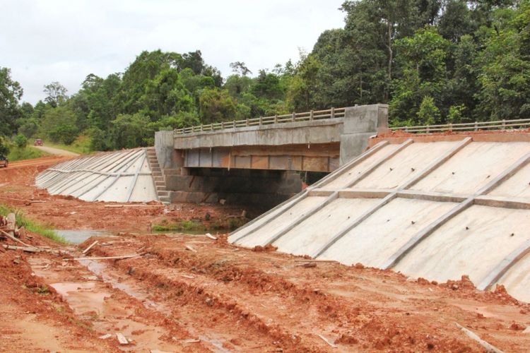 Kondisi jalan perbatasan Papua yang masih rusak, Jumat (16/3/2018).