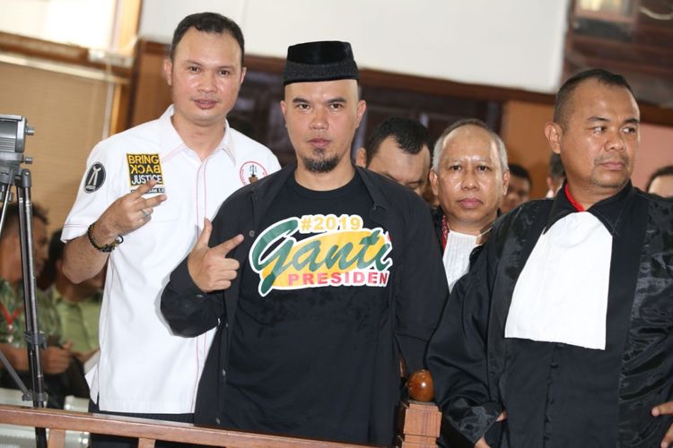 Artis musik Ahmad Dhani tiba di Pengadilan Negeri Jakarta Selatan untuk menjalani sidang kasus dugaan ujaran kebencian, Senin (16/4/2018).