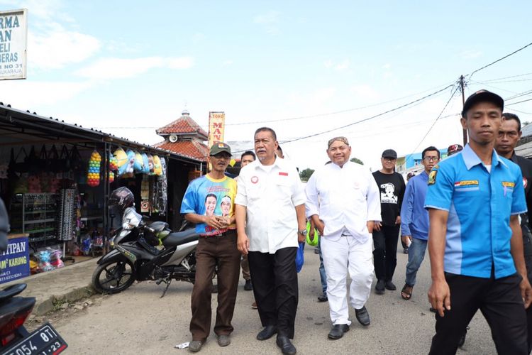 Calon gubernur Jabar nomor urut 4 Deddy Mizwar (Demiz) menemui para pedagang Pasar Sukaraja, Kabupaten Sukabumi, Jumat (27/4/2018).