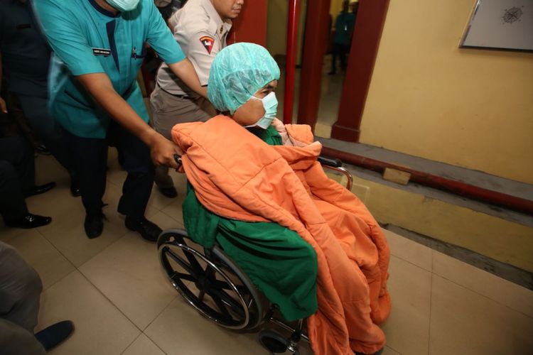 Seorang pasien berselimut oranye dan bermasker terlihat dilarikan ke IGD RS Polri, Kamis (10/5/2018). Belum diketahui pasien itu terlibat kerusuhan di Rutan cabang Salemba mako Brimob atau tidak. 