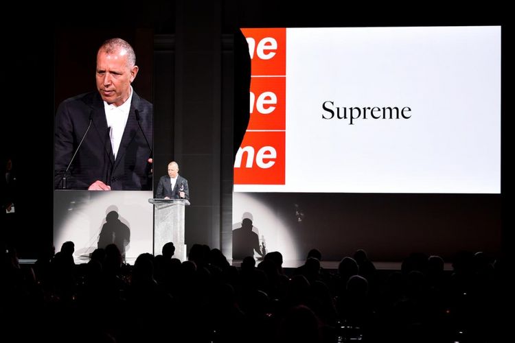 Penerima penghargaan bergengsi ini tak lain adalah Supreme. Penghargaan diterima langsung oleh pendiri merek tersebut, James Jebbia.